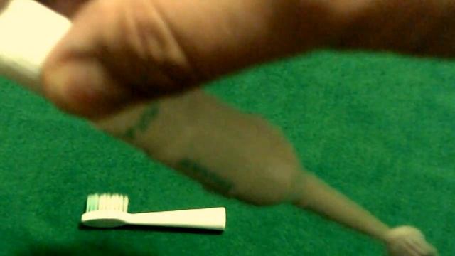 Ультразвуковая электрическая зубная щетка с двумя сменными насадками HHI 502361 смотреть онлайн