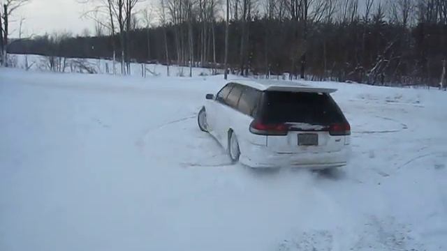 Slammed AWD Subaru Legacy Drifting Around In The Snow смотреть онлайн