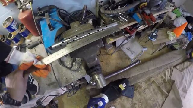 Леонид совершенствует глушитель для мопеда смотреть онлайн