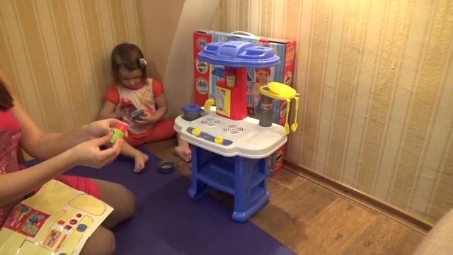 Продолжаем собирать и наряжать детскую кухню! Кухня Маленькая хозяюшка! Видео для девочек смотреть онлайн