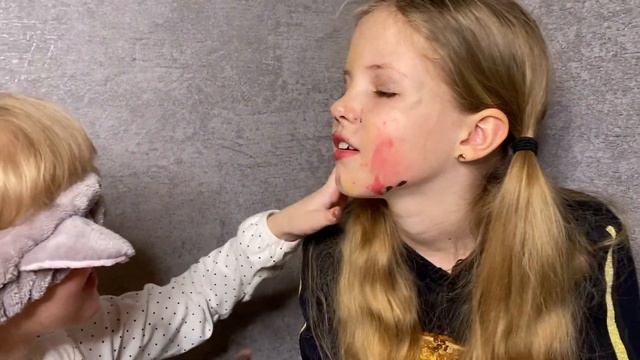 Крашу старшую сестру с закрытыми глазами. Ответ сестре на неудачный мейкап. Юный визажист. Часть смотреть онлайн