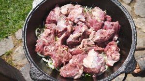 Баранина с луком. Сирне в казане на костре.