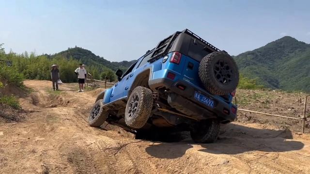 Jeep Wrangler vs Tank 300 vs BJ40 This is a competition of great drivers | Extreme Off-road drivin смотреть онлайн