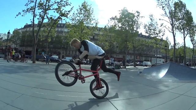 BMX в ПАРИЖЕ. ЧУТЬ НЕ ЗАДАВИЛ ФРАНЦУЗА. смотреть онлайн