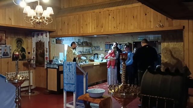 Суббота, служба и немножко крещения. День из жизни сельского священника. Смола ещё, фотополимерная. смотреть онлайн
