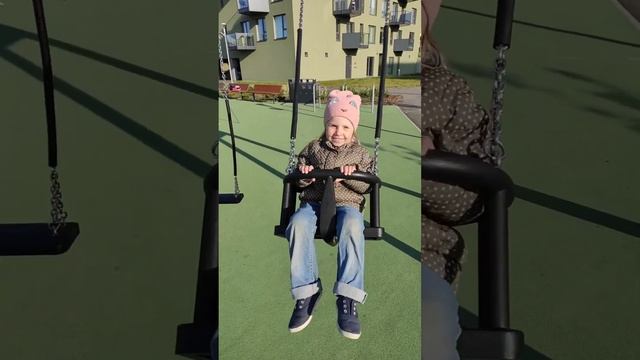 Кристина гуляет на детской площадке ? смотреть онлайн