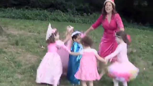 Moey's Music Party - The Princess & The Pea: 20 Mattresses (Kid's Music Video) смотреть онлайн