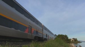 Двухэтажный скоростной поезд в Америке США. Красивые Локомотивы везут пассажирский поезд в США