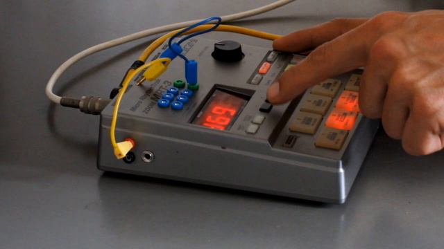 Circuit Bent drum machine ZOOM MRT 3 by stamou instruments смотреть онлайн