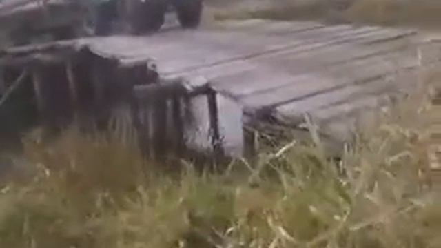Трактор через деревянный мост с грузом экстрим смотреть онлайн