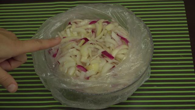 Малосолим кусочки филе судака с луком в масле. смотреть онлайн