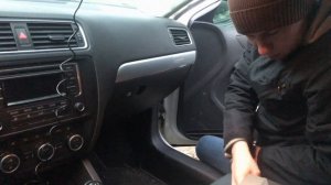 Замена салонного фильтра Фольксваген Джетта 6.