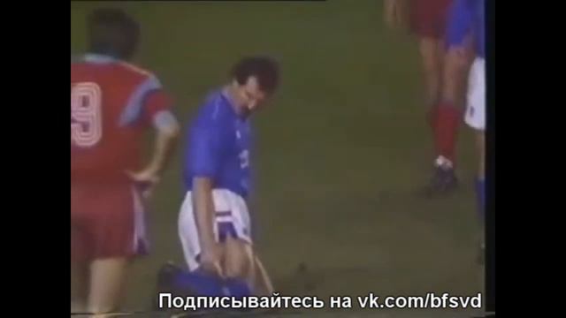 Не так-то просто не ударить по яйцам, когда ты с мячом смотреть онлайн