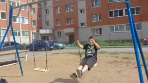 Как научиться делать сальто  на качеле назад.