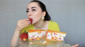 ДОЛГИ СВАДЬБЫ / КЛУБНИЧНЫЙ ТОРТ MUKBANG asmr Ayka Emilly