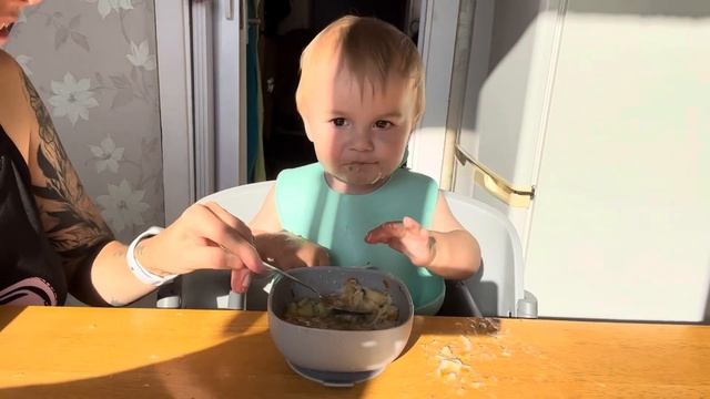 Как мы кушаем бабушкин суп в 11,5 месяцев. Роберт учится ложкой сам? смотреть онлайн