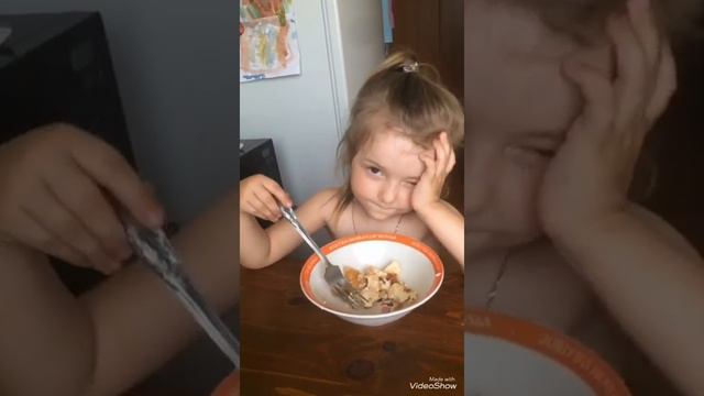 Тая хитрит и отказывается кушать! А что ваши дети придумывают? смотреть онлайн