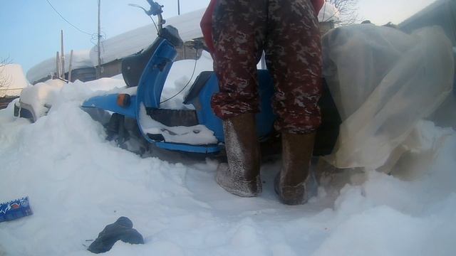 Запускаем муравей в -25,) Карбюратор к62г! Мотороллер муравей в морозы!) смотреть онлайн