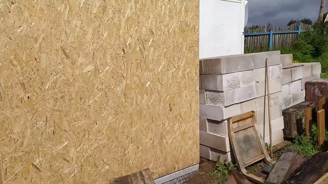 Утепляю тамбур в крольчатнике. Гоню непрошенных гостей.