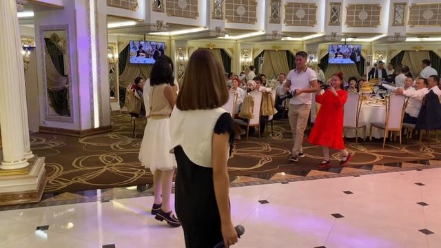 Трогательная песня дочерей для мамы (Зарина Тилидзе - Мама) смотреть онлайн