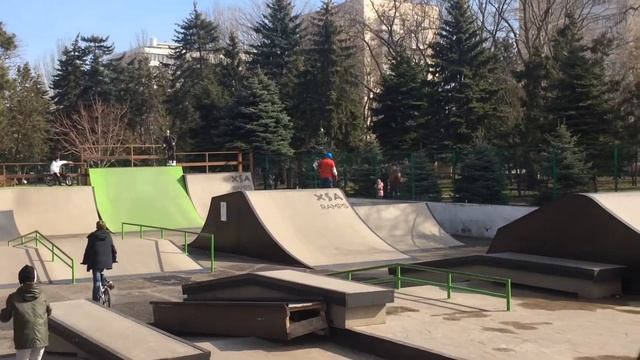 Шестидесятилетний дедушка и ево ученик соревнуются кто лучше катается на роликах смотреть онлайн