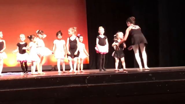 Erica's first ballet recital смотреть онлайн