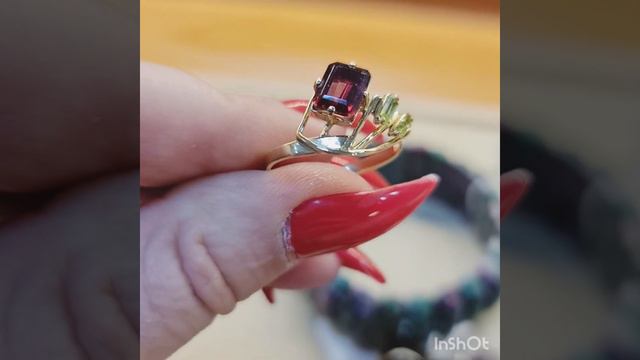 Кольцо с гранатом и хризолитами. Золото 585. 2.57гр. р.17.5. 22000 смотреть онлайн