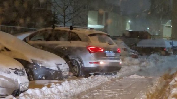 Audi Q5 застрял в лёгком снегу. Полный привод quattro