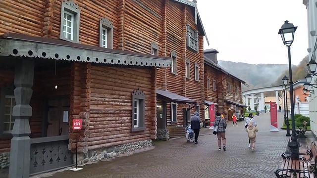 04.11.2022. Россия. Краснодарский край. Роза Хутор. Парк Моя Россия. Павильон Урал смотреть онлайн