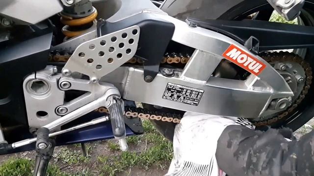 Как нужно производить Обслуживание цепи на мотоцикле. Honda cbr. смотреть онлайн