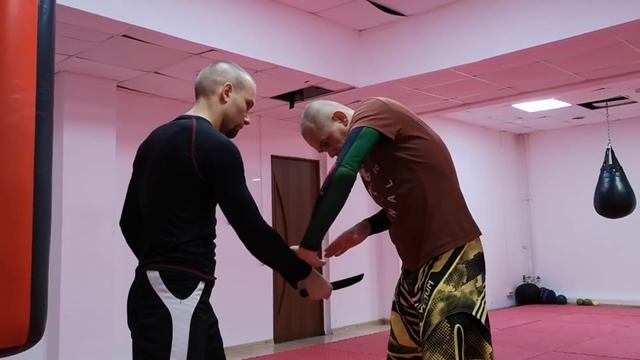 Как работают приемы от НОЖА? Защита от УДАРА ножом в живот и по лицу (18+) Самооборона ПО ПОНЯТИЯМ смотреть онлайн