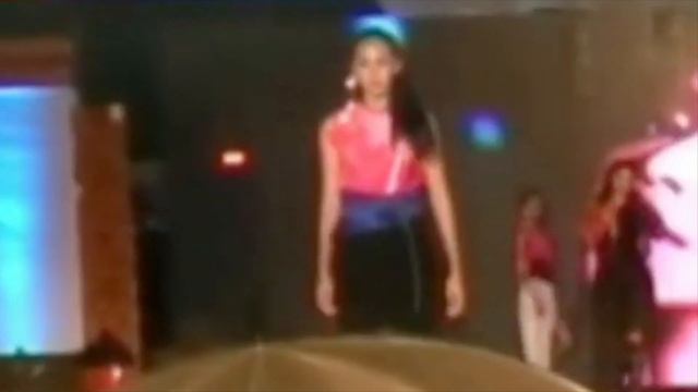 3 Models FALL during the Banyuwangi Batik Festival 2016 Fashion Show (Indonesia) смотреть онлайн