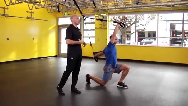 TRX Forward Lunge with Hip Flexor Stretch смотреть онлайн
