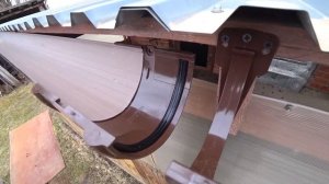 Устанавливаю пластиковый водосток