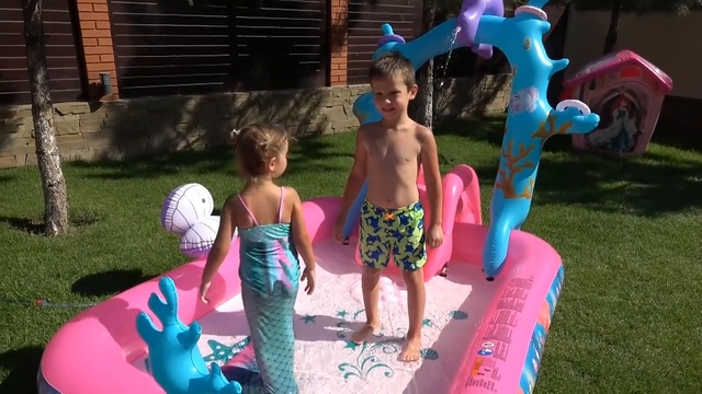 Русалки в бассейне Катя Русалка Макс катает Катю на тракторе в секретное место г смотреть онлайн