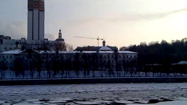 Разбитый лёд на Москве-реке смотреть онлайн
