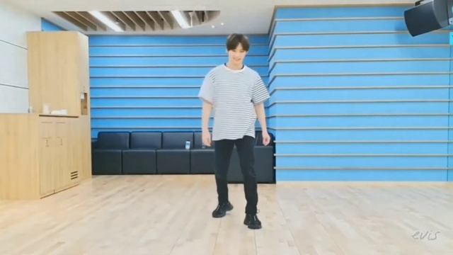 ли минхо танцует под песни stray kids в ускоренной версии. [Boxer] x [Easy] смотреть онлайн