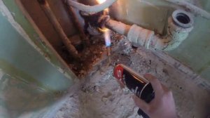Как достать старую канализационную трубу из главного тройника и не сломать его!!!