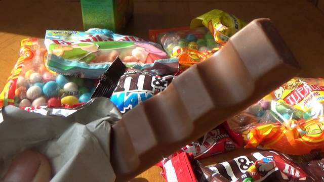 a lot of candy kinder chocolate смотреть онлайн