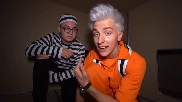 Побег Из КАРТОННОЙ ТЮРЬМЫ Челлендж ! смотреть онлайн