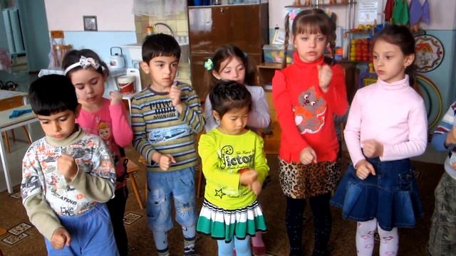 Музыкальная пальчиковая игра "Молоточки" смотреть онлайн