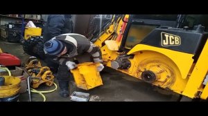 Прочистка и замена масла в бортовых системах JCB 1CX.