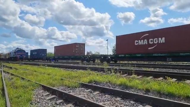 товарный поезд и тепловоз с ремонтным поездом отправляются со станции Валдай смотреть онлайн
