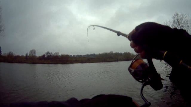 Все таки он клюнул)! Ловля судака на джиг весной! Запекаем рыбку на углях! смотреть онлайн