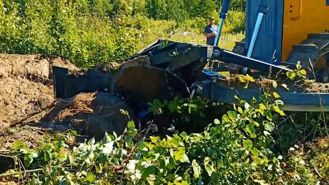 Плуг ПЛП-135М на раме корчевателя ДСТ-УРАЛ ТМ10ГСТ10 смотреть онлайн