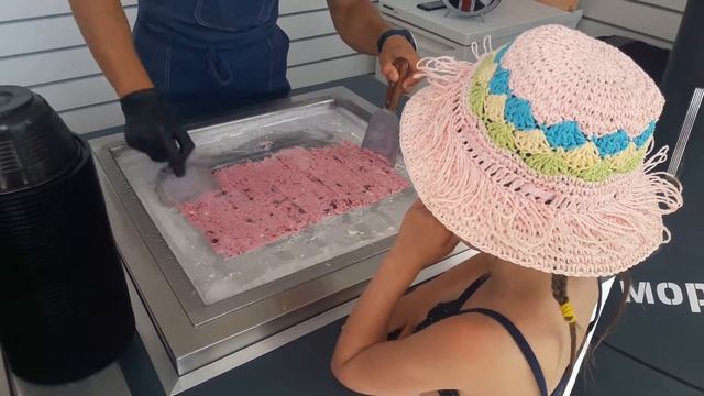 Приготовление жареного мороженого (Ялта, 20 июля 2017) смотреть онлайн