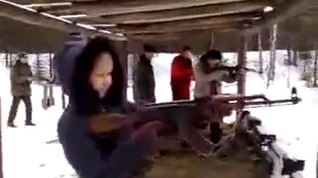 девушка стреляет из автомата.flv смотреть онлайн
