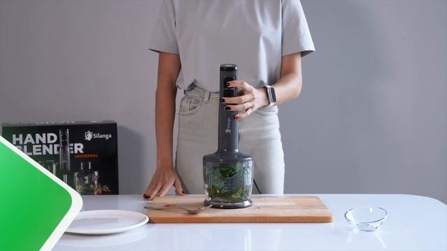 Как блендер Silanga BL800 Universal измельчает зелень.