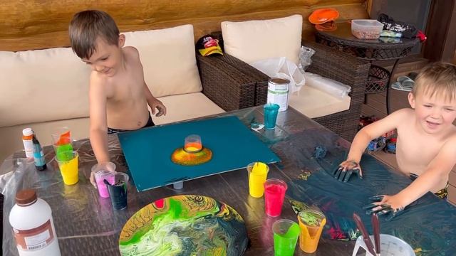 Мастер-класс, льём акрил с детьми. Очень весело, интересно и занимательно проводим время с детками. смотреть онлайн