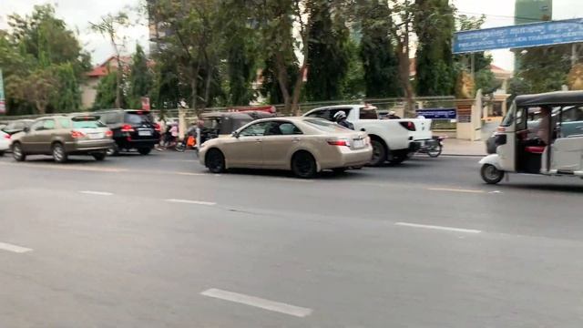Walking tour of Phnom Penh city, Cambodia 2021 смотреть онлайн